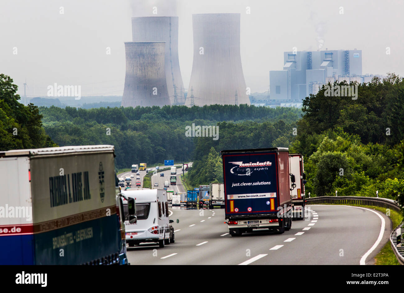 Verkehr auf der Autobahn A2, Hamm, Deutschland, Kohle-Kraftwerk Westfalen, Kühltürme, Stockfoto