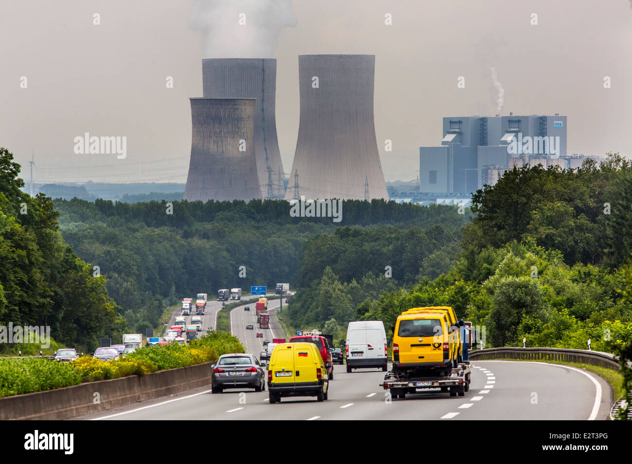 Verkehr auf der Autobahn A2, Hamm, Deutschland, Kohle-Kraftwerk Westfalen, Kühltürme, Stockfoto