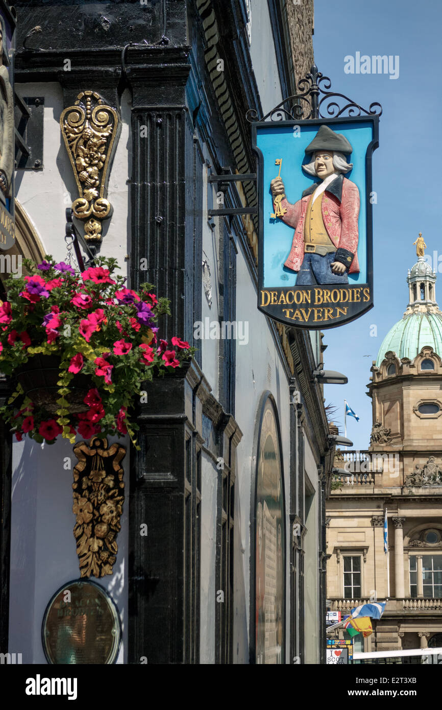 Diakon Brodies Taverne auf der Royal Mile, Edinburgh Stockfoto
