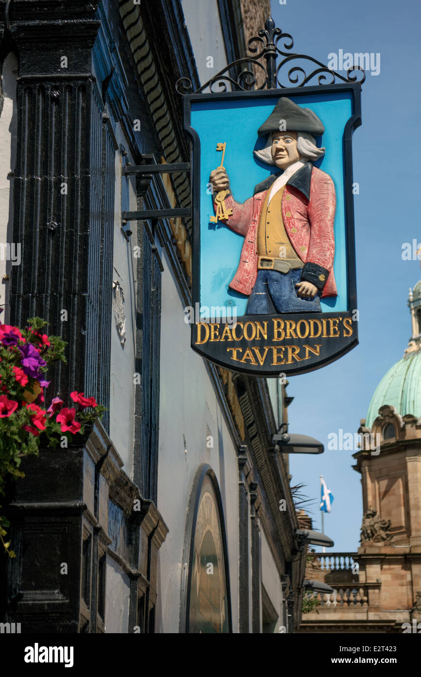 Diakon Brodies Taverne auf der Royal Mile, Edinburgh Stockfoto