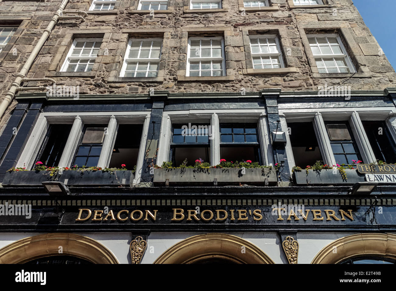 Die Vorderseite des Deacon Brodie Taverne auf der Royal Mile-Edinburgh Stockfoto