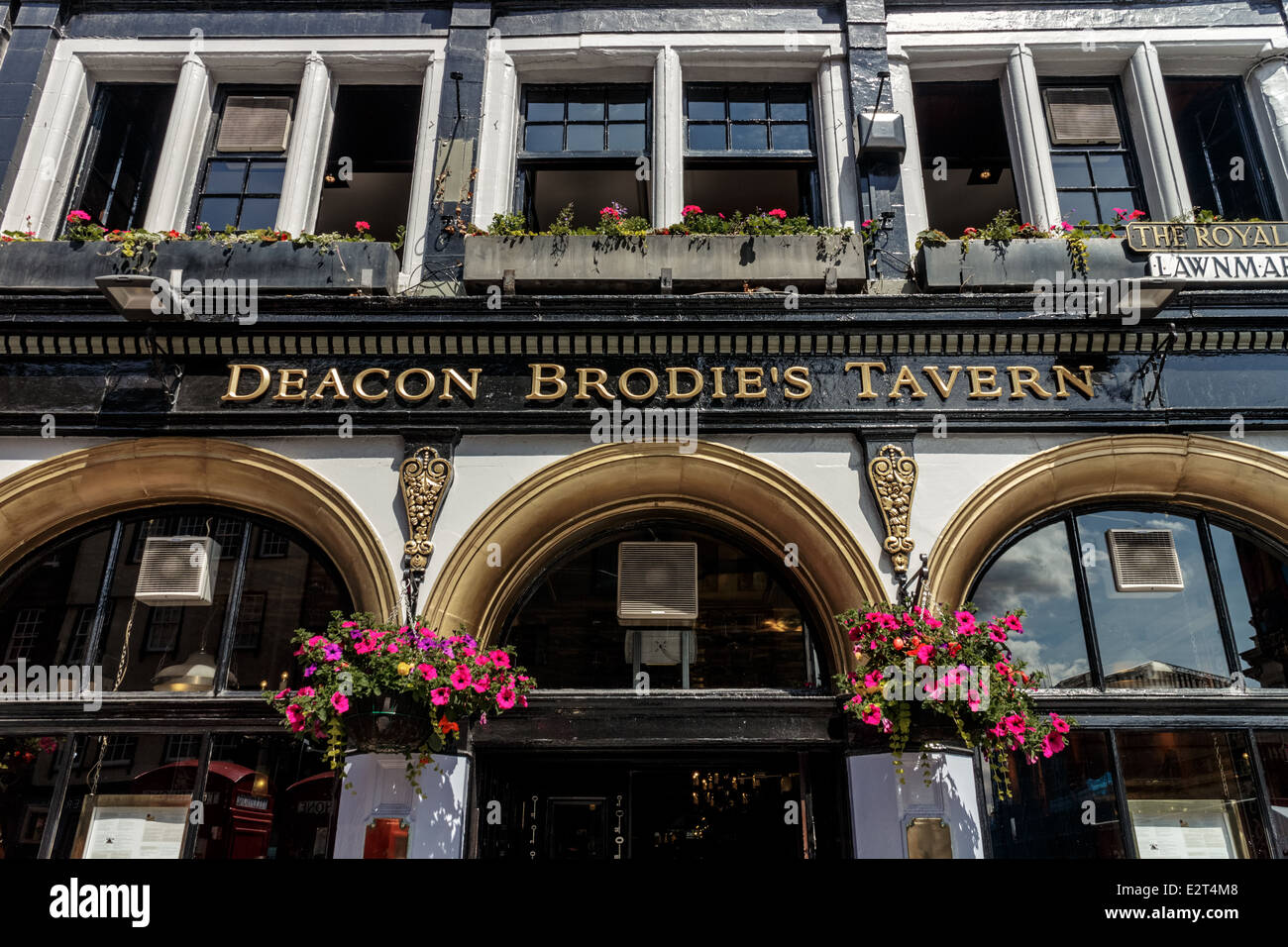 Die Vorderseite des Deacon Brodie Taverne auf der Royal Mile-Edinburgh Stockfoto