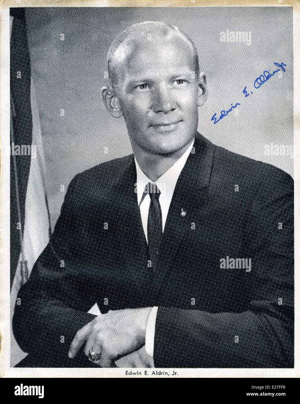 Ein signiertes Foto von Edwin 'Buzz' Aldrin, der zweiten Person, die während der Apollo 11-Mission auf dem Mond spazierte. Aldrins Autogramm erinnert an seine monumentale Errungenschaft in der Weltraumforschung und an die Geschichte der menschlichen Raumfahrt. Stockfoto