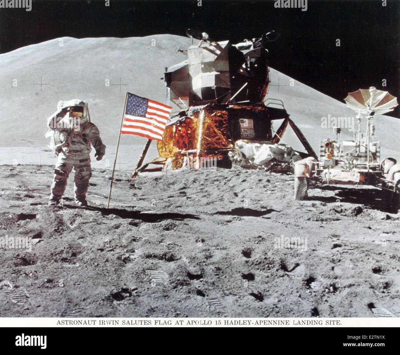 Der Astronaut James Irwin würdigt die amerikanische Flagge während der Mission Apollo 15 auf dem Mond im Jahr 1971. Im Rahmen des Apollo-Programms der NASA führten Irwin und sein Astronaut David Scott wissenschaftliche Experimente durch und sammelten Mondproben. Die Mission war die vierte erfolgreiche bemannte Mondlandung und zeichnet sich durch ihre geologische Erkundung aus. Stockfoto