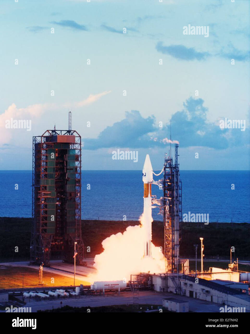 Der Start von Direct TV-Satelliten ist ein bedeutender Meilenstein in der Geschichte des Satellitenfernsehens. Dieser Satellit wurde entwickelt, um Fernsehsendungen direkt über Satellit an Verbraucher zu übertragen und damit die Art und Weise, wie Fernsehen weltweit gesendet und empfangen wird, zu revolutionieren. Stockfoto