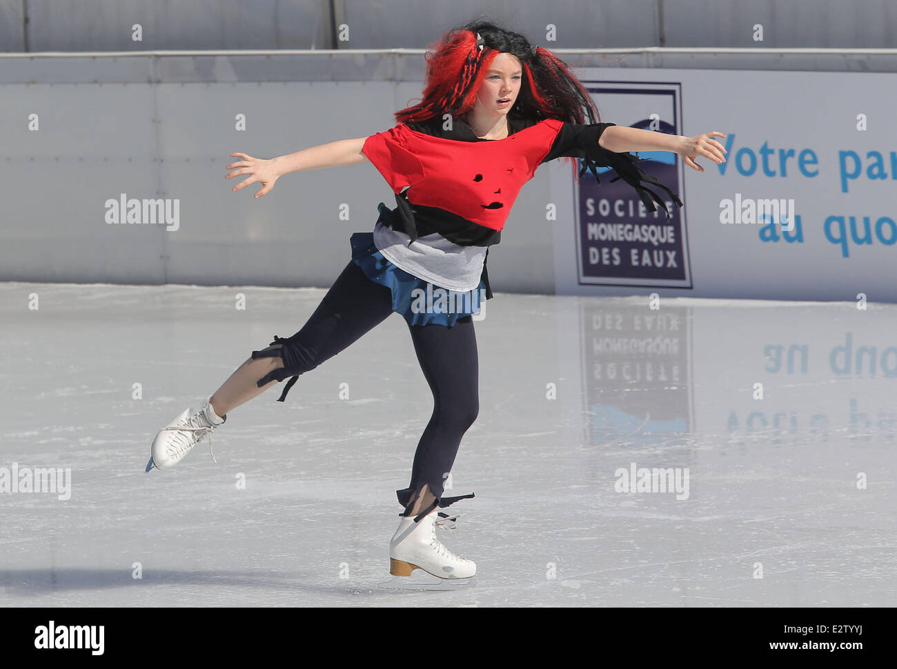 Prinzessin Alexandra von Hannover beteiligt sich an einem skating Turnier in der sie Tanzbewegungen, bekannt geworden durch Michael Jacksons "Thriller" und PSYs 'Gangnam Style' repliziert. Alexandra belegte den 2. Platz.  Mitwirkende: Prinzessin Alexandra Where: Monaco, Mo Stockfoto