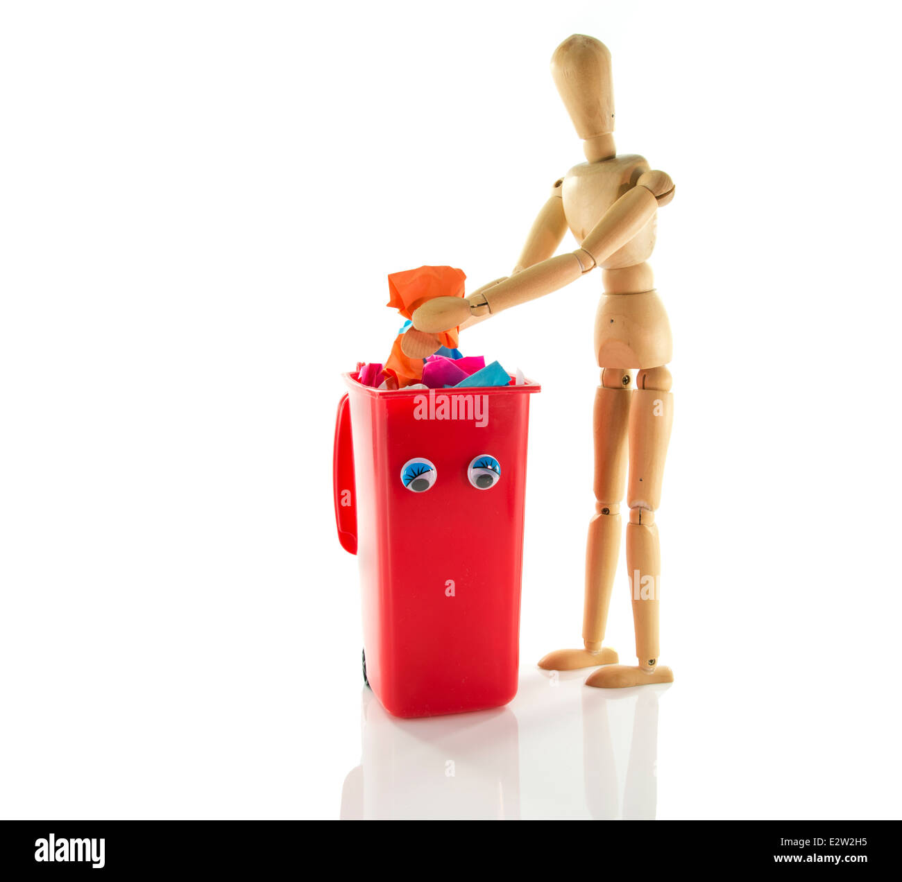 glücklich Container, während die Leute Papier drin werfen Stockfoto