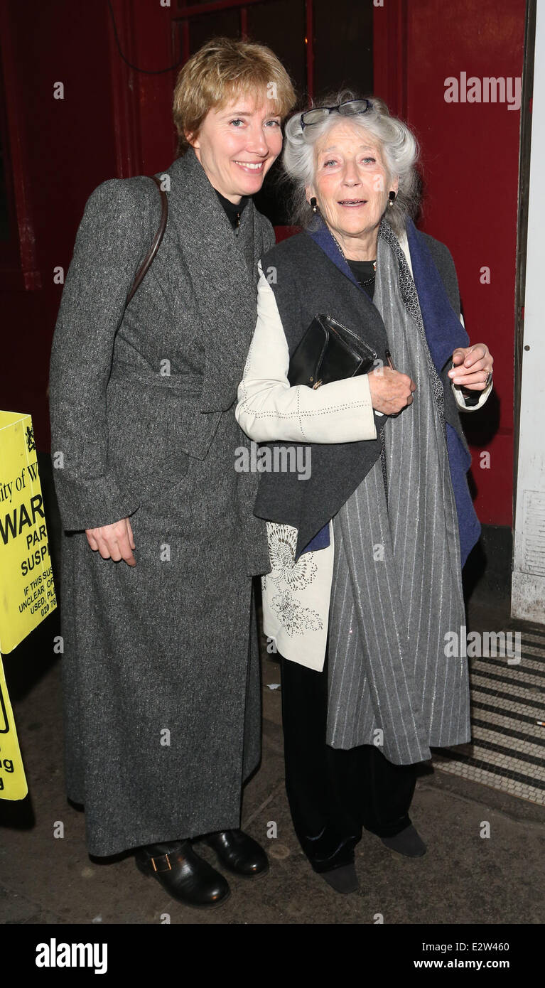 Emma Thompson mit ihrer Mutter Phyllida Law unterwegs in Soho Featuring: Emma Thompson, Phyllida Law wo: London, Vereinigtes Königreich bei: 4. März 2013 Stockfoto