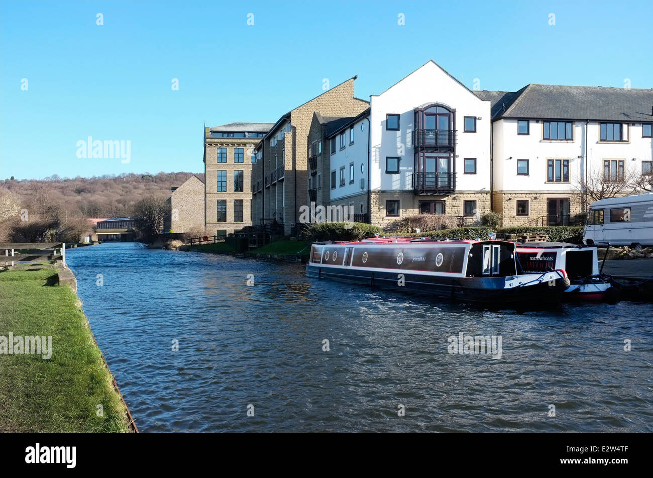 Kanalboote an Apperley Brücke am Leeds-Liverpool-Kanal Stockfoto