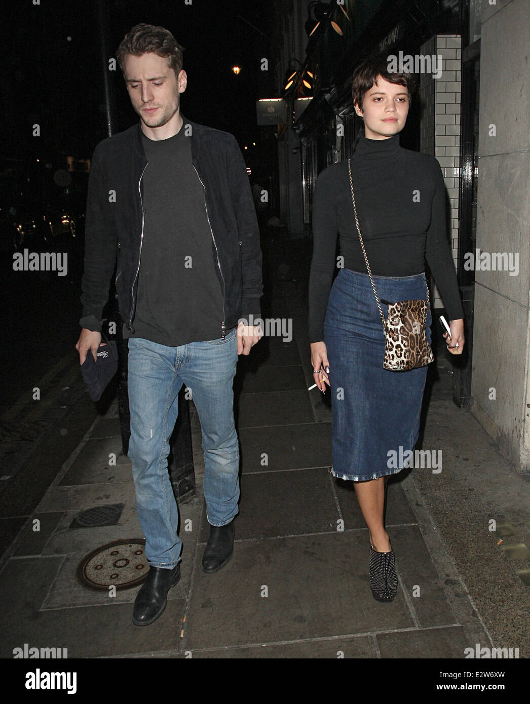 Pixie Geldof verlässt den Groucho Club mit ihrem Freund George Barnett Where: London wenn: 5. März 2013 Stockfoto