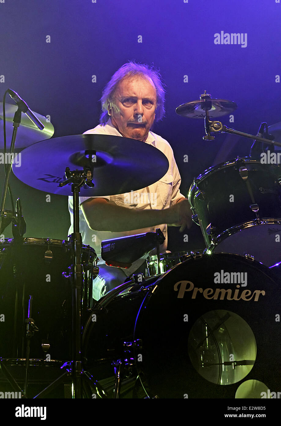 Status Quo bei Konzert auf ihre Premiere bei O2 Apollo Manchester Featuring: John Coghlan Where: Manchester, Vereinigtes Königreich bei: 6. März 2013 Stockfoto