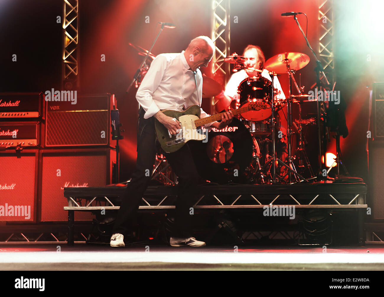 Status Quo bei Konzert auf ihre Premiere bei O2 Apollo Manchester Featuring: Francis Rossi, John Coghlan Where: Manchester, Vereinigtes Königreich bei: 6. März 2013 Stockfoto