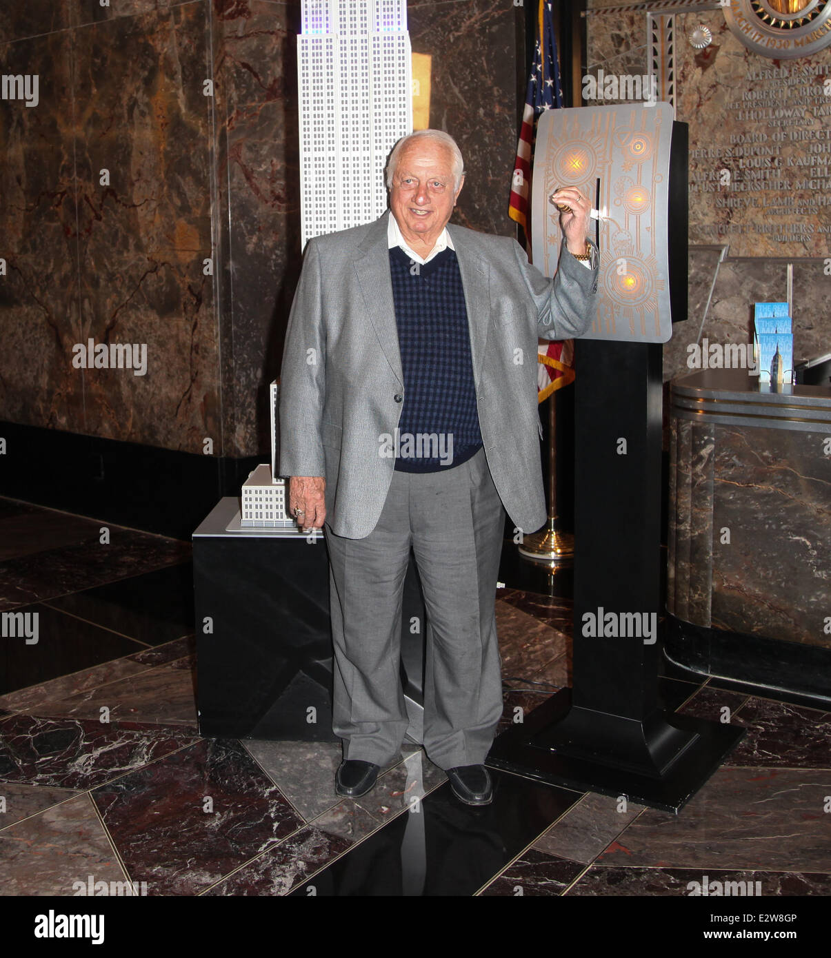 Baseball-Legende und World Baseball Classic Botschafter Tommy Lasorda Lichter dem Empire State Building zu Beginn des Turniers feiern spielen die USA mit: Tommy Lasorda Where: New York City, NY, USA bei: 7. März 2013 Stockfoto