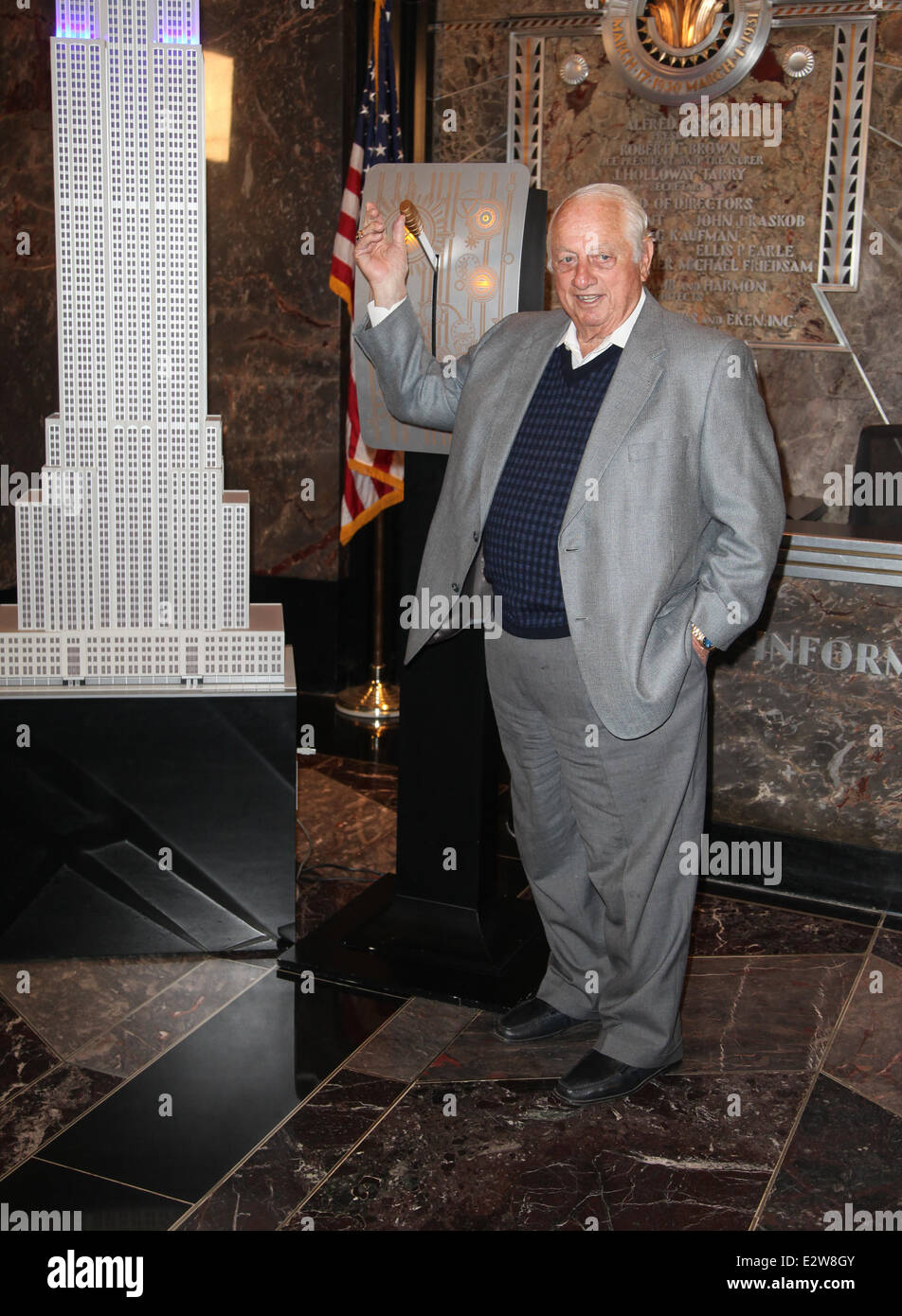 Baseball-Legende und World Baseball Classic Botschafter Tommy Lasorda Lichter dem Empire State Building zu Beginn des Turniers feiern spielen die USA mit: Tommy Lasorda Where: New York City, NY, USA bei: 7. März 2013 Stockfoto