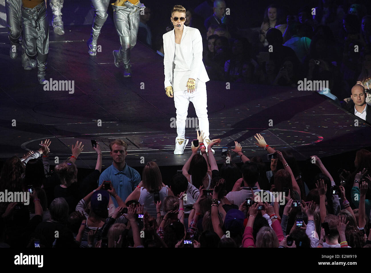 Justin Bieber auf der Bühne während seiner "All Around The World"-Tour in der O2 Arena durchführen. Die Pop-Star benötigt ärztliche Hilfe backstage bei den Gig nach angeblich während eines Konzerts Ohnmacht. Des Sängers Manager Scooter Braun nahm auf der Bühne zu besorgt Fans erzählen Bieber erlebte Probleme mit der Atmung, aber er versicherte ihnen, dass er im Begriff war in Ordnung zu sein. Braun sagte: "die ganze Show, die er beklagt. Er ist hinter den Kulissen mit dem Sanitäter (Sanitäter) und der Arzt. Sie erzählen ihm, dass sie ihn wollen zu gehen und jemanden sehen und sehen was los ist mit seiner Lunge. Er sagt damit: m Stockfoto