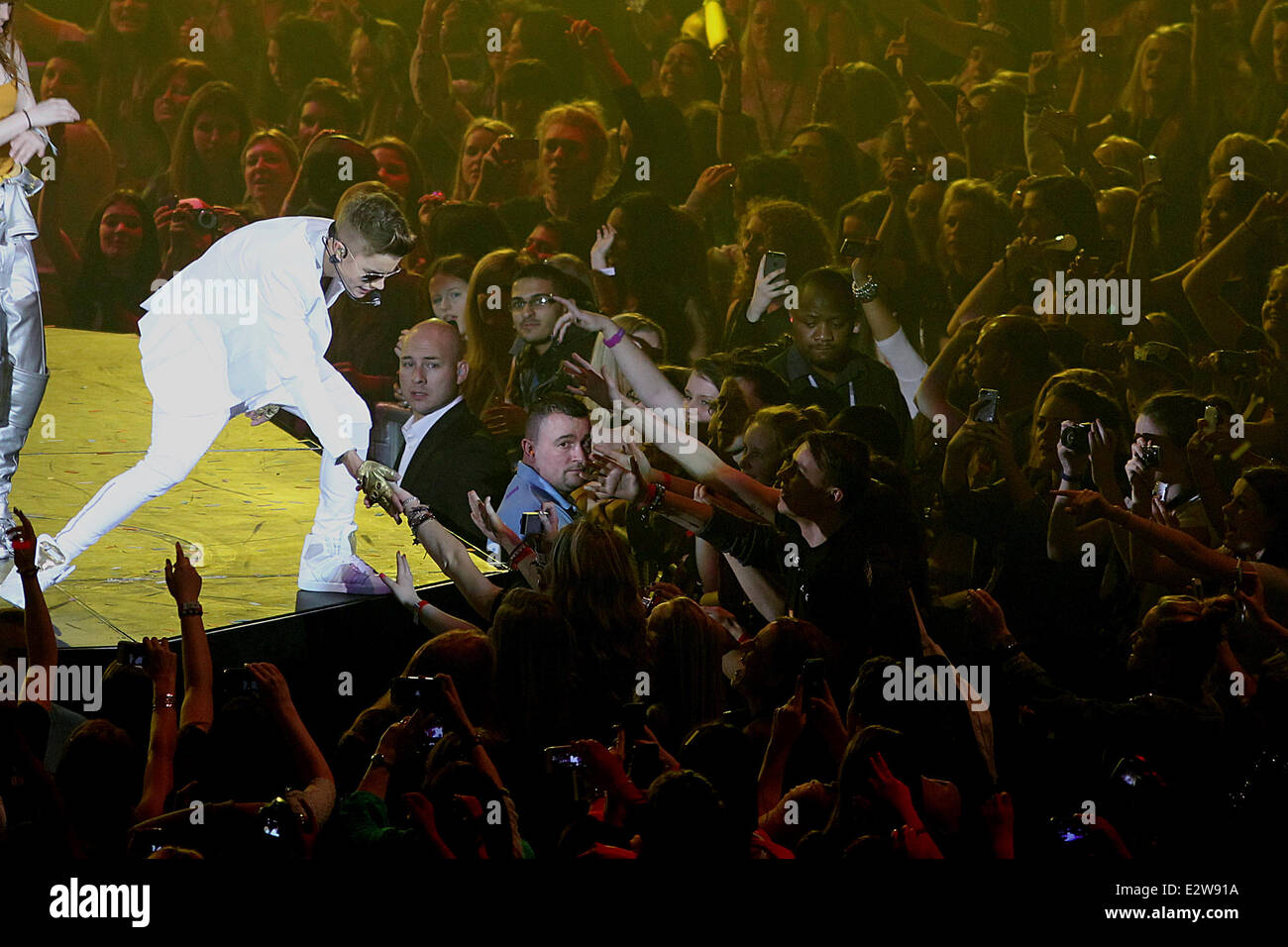 Justin Bieber auf der Bühne während seiner "All Around The World"-Tour in der O2 Arena durchführen. Die Pop-Star benötigt ärztliche Hilfe backstage bei den Gig nach angeblich während eines Konzerts Ohnmacht. Des Sängers Manager Scooter Braun nahm auf der Bühne zu besorgt Fans erzählen Bieber erlebte Probleme mit der Atmung, aber er versicherte ihnen, dass er im Begriff war in Ordnung zu sein. Braun sagte: "die ganze Show, die er beklagt. Er ist hinter den Kulissen mit dem Sanitäter (Sanitäter) und der Arzt. Sie erzählen ihm, dass sie ihn wollen zu gehen und jemanden sehen und sehen was los ist mit seiner Lunge. Er sagt damit: m Stockfoto