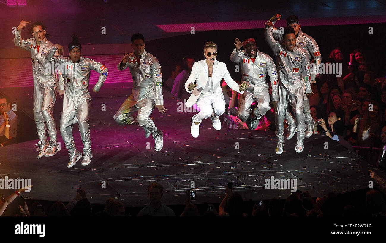 Justin Bieber auf der Bühne während seiner "All Around The World"-Tour in der O2 Arena durchführen. Die Pop-Star benötigt ärztliche Hilfe backstage bei den Gig nach angeblich während eines Konzerts Ohnmacht. Des Sängers Manager Scooter Braun nahm auf der Bühne zu besorgt Fans erzählen Bieber erlebte Probleme mit der Atmung, aber er versicherte ihnen, dass er im Begriff war in Ordnung zu sein. Braun sagte: "die ganze Show, die er beklagt. Er ist hinter den Kulissen mit dem Sanitäter (Sanitäter) und der Arzt. Sie erzählen ihm, dass sie ihn wollen zu gehen und jemanden sehen und sehen was los ist mit seiner Lunge. Er sagt damit: m Stockfoto