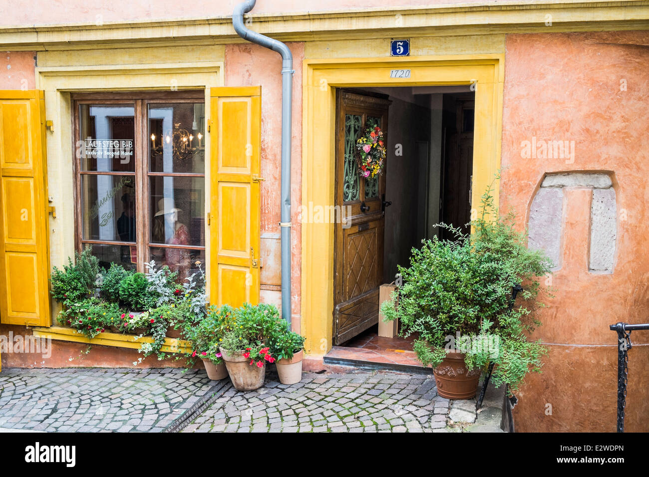 Eingang des einen Second-Hand-Laden in der Altstadt von Baden-baden, Baden-baden, Baden-Württemberg, Deutschland Stockfoto