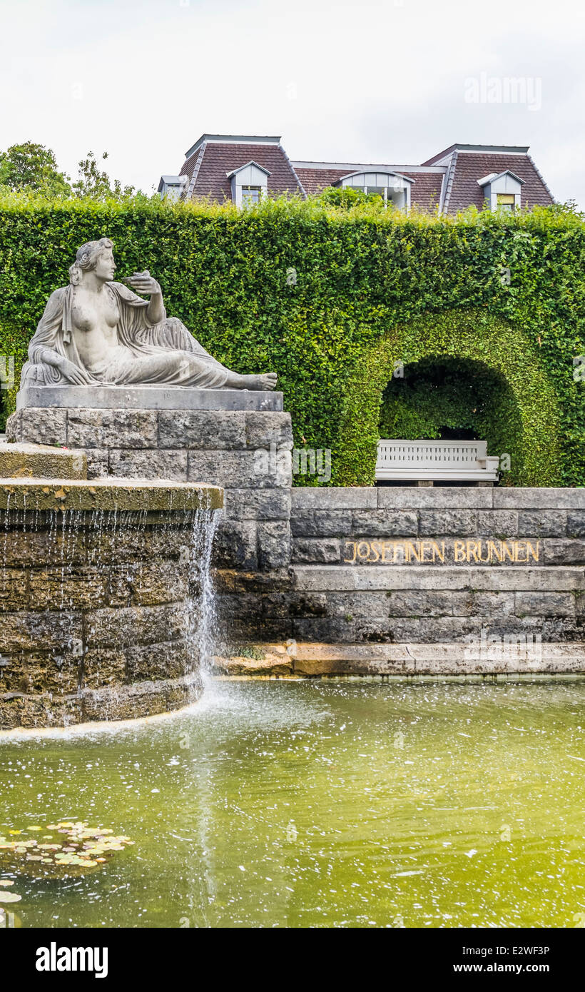 weibliche Figur auf der linken Seite der Josephine-Brunnen in der  gönneralge  symbolisiert die Trinkkur, baden-baden Stockfoto