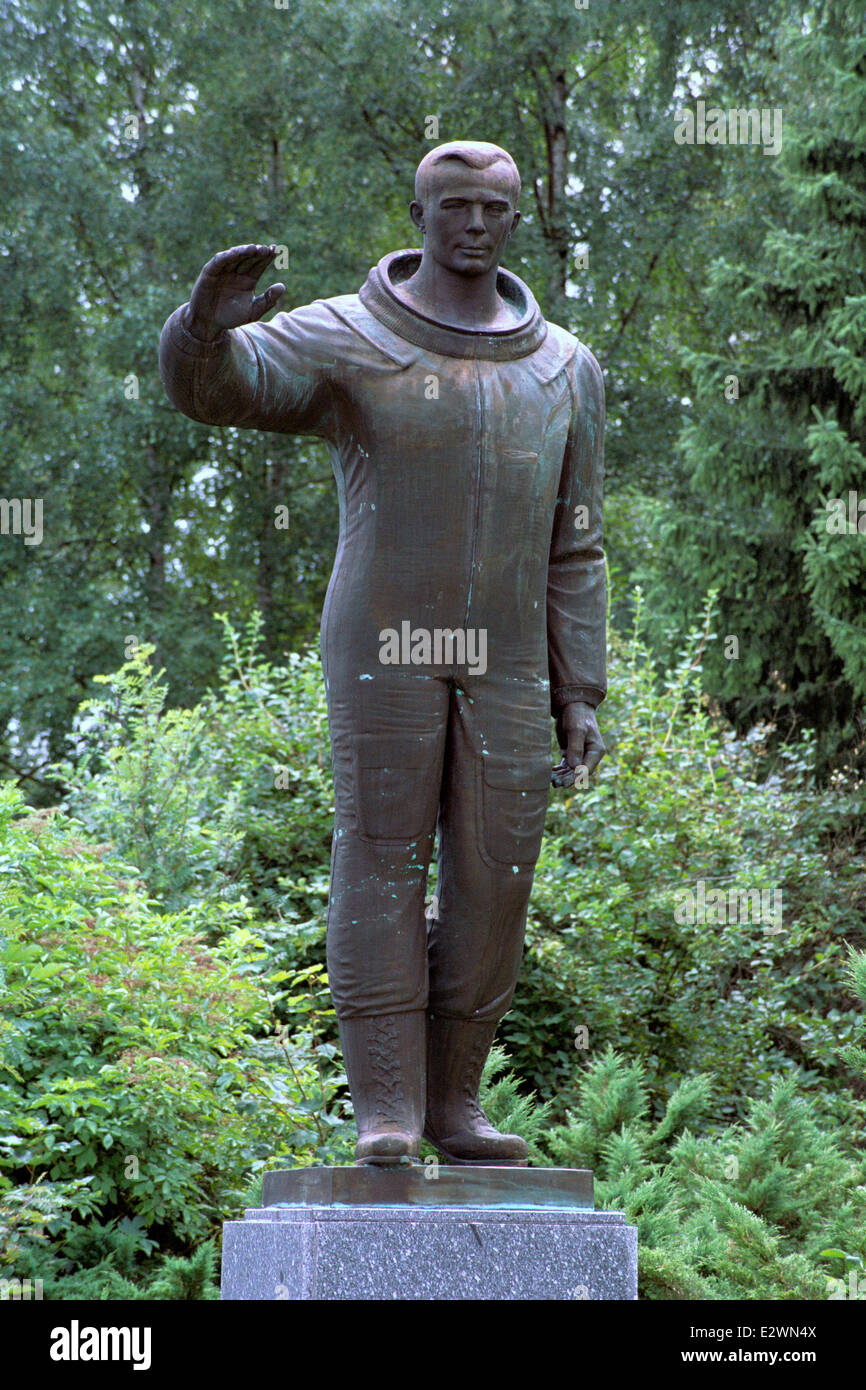 Denkmal für den ersten Kosmonauten Yuri Gagarin tschechischen Bildhauers Antonín Kuchař und seine Frau Gisela Zubrová-Kuchařová (1975) in Karlovy Vary Airport in Karlovy Vary, Tschechische Republik. Stockfoto