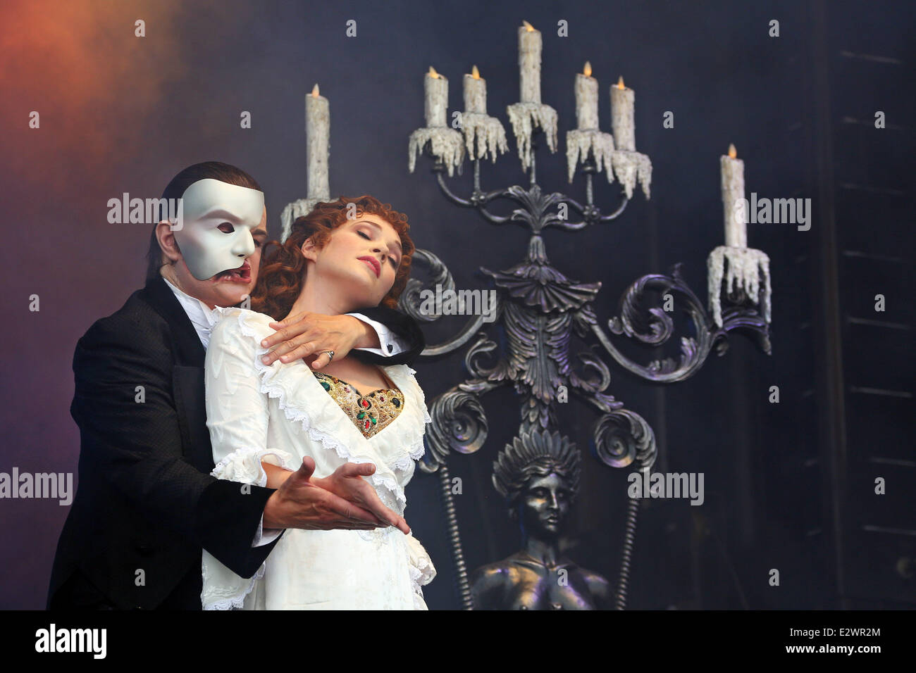 London, UK. 21. Juni 2014. Scott Davies und Harriet Jones aus der Besetzung von Phantom und der Oper im West End Live am Trafalgar Square in London, eine kostenlose Veranstaltung für die Öffentlichkeit, die vom Londoner West End Musicals präsentiert. Bildnachweis: Paul Brown/Alamy Live-Nachrichten Stockfoto