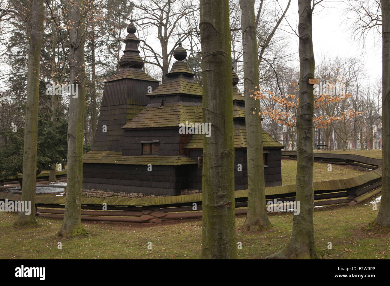 Hölzerne St.-Nikolaus-Kirche in den Jiraskovy Gärten in Hradec Kralove, Tschechische Republik. Stockfoto