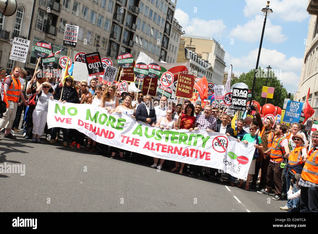 London, UK. 21. Juni 2014. Tausende von Menschen angeschlossen haben einen Marsch auf Samstag, 21. Juni 2014, organisiert von The Peoples Assembly, Gewerkschaften und Kampagnengruppen unter dem Motto "No mehr Sparmaßnahmen: fordern Sie die Alternative" haben marschierten durch die Londoner von außen BBC-zentrale zu den Houses of Parliament, wo eine Kundgebung abgehalten wurde. Demonstranten marschierten mit Banner und Plakate machen sich Gehör über viele verschiedene Themen wie strenge, Steuer und des National Health Service (NHS). Bildnachweis: Christopher Middleton/Alamy Live-Nachrichten Stockfoto