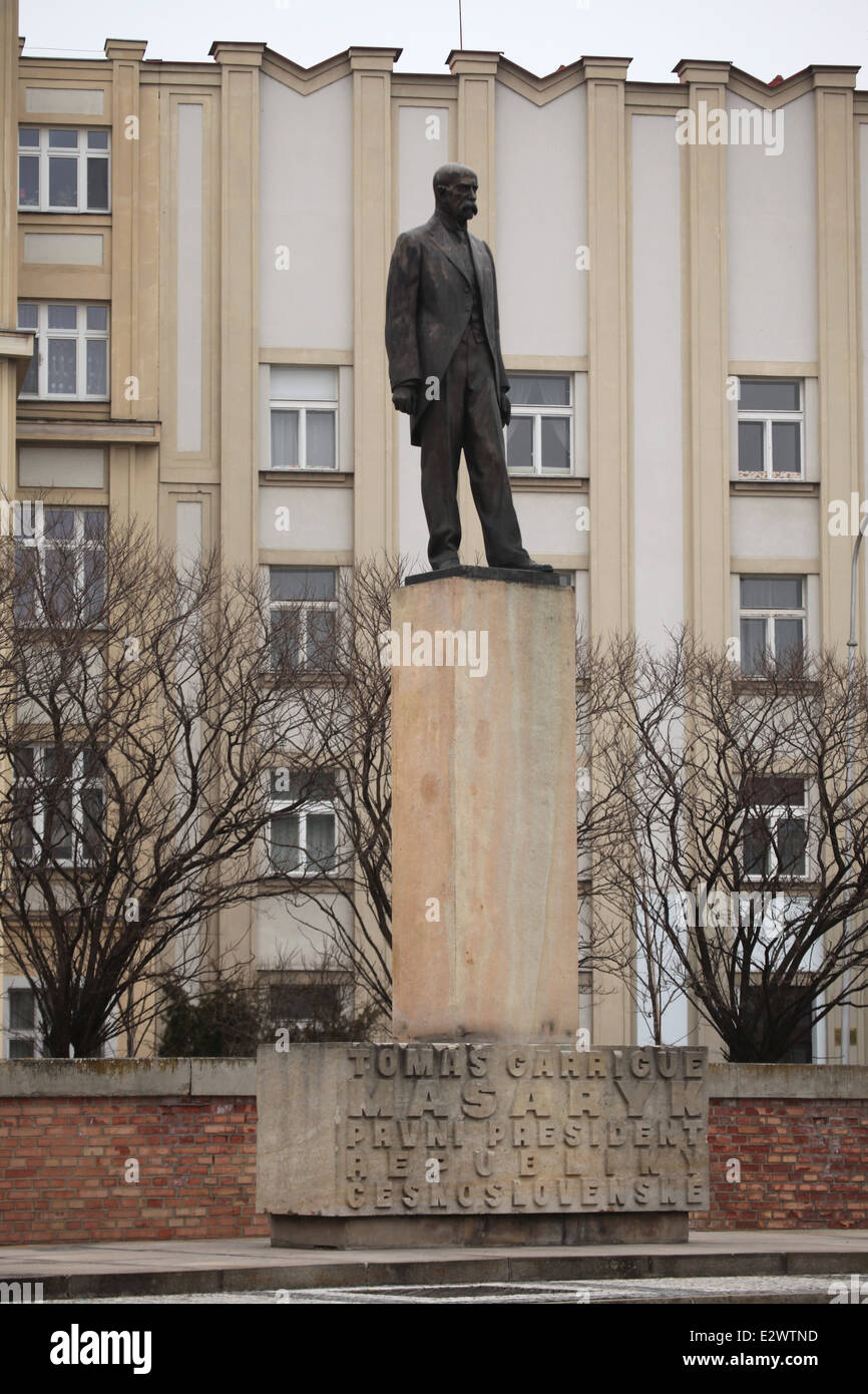 Tomáš Garrigue Masaryk Tschechische moderne Bildhauers Otto Guttfreud in Hradec Kralove, Tschechische Republik-Denkmal. Tomáš Garrigue Masaryk war der Gründer und der erste Präsident der Tschechoslowakei. Das Denkmal von Otto Gutfreund wurde am Masaryk-Platz vor dem Anglobanka Gebäude vom tschechischen modernistischen Architekten Josef Gocar errichtet. Das Denkmal wurde am 28. Oktober 1926 eröffnet, am 6. Oktober 1940 von den NS-Behörden entfernt, am 28. Oktober 1946 wieder eröffnet, durch die kommunistischen Behörden am 5. März 1953 wieder entfernt und eröffnet am 27. Oktober 1990 zum dritten Mal. Stockfoto