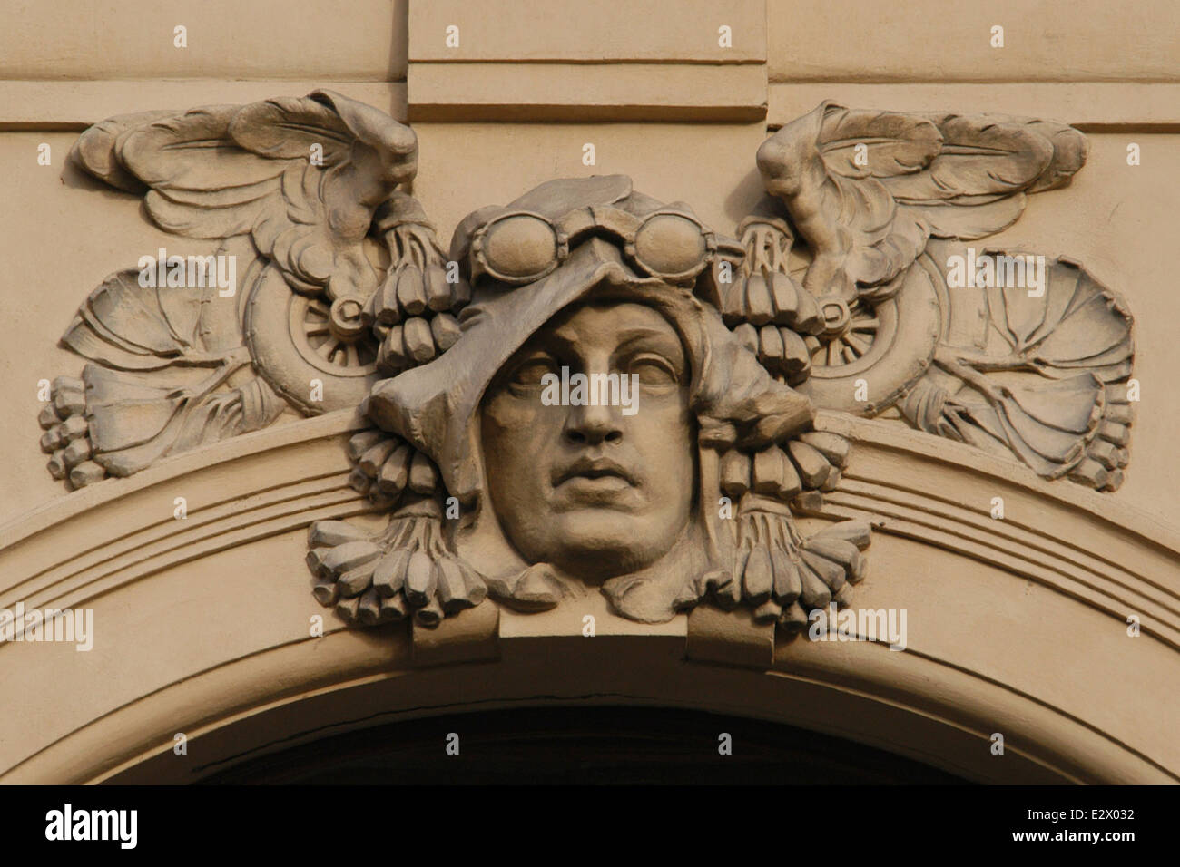 Luftfahrt. Allegorische Maskaron des tschechischen Bildhauers Karel Novák über das Gemeindehaus in Prag, Tschechische Republik. Stockfoto