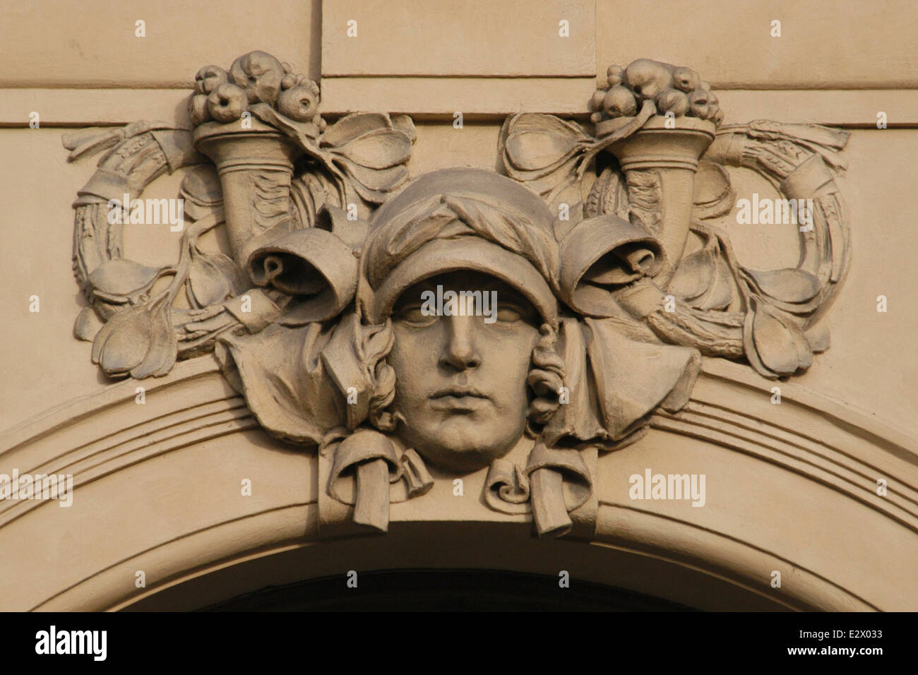 Landwirtschaft. Allegorische Maskaron des tschechischen Bildhauers Karel Novák über das Gemeindehaus in Prag, Tschechische Republik. Stockfoto