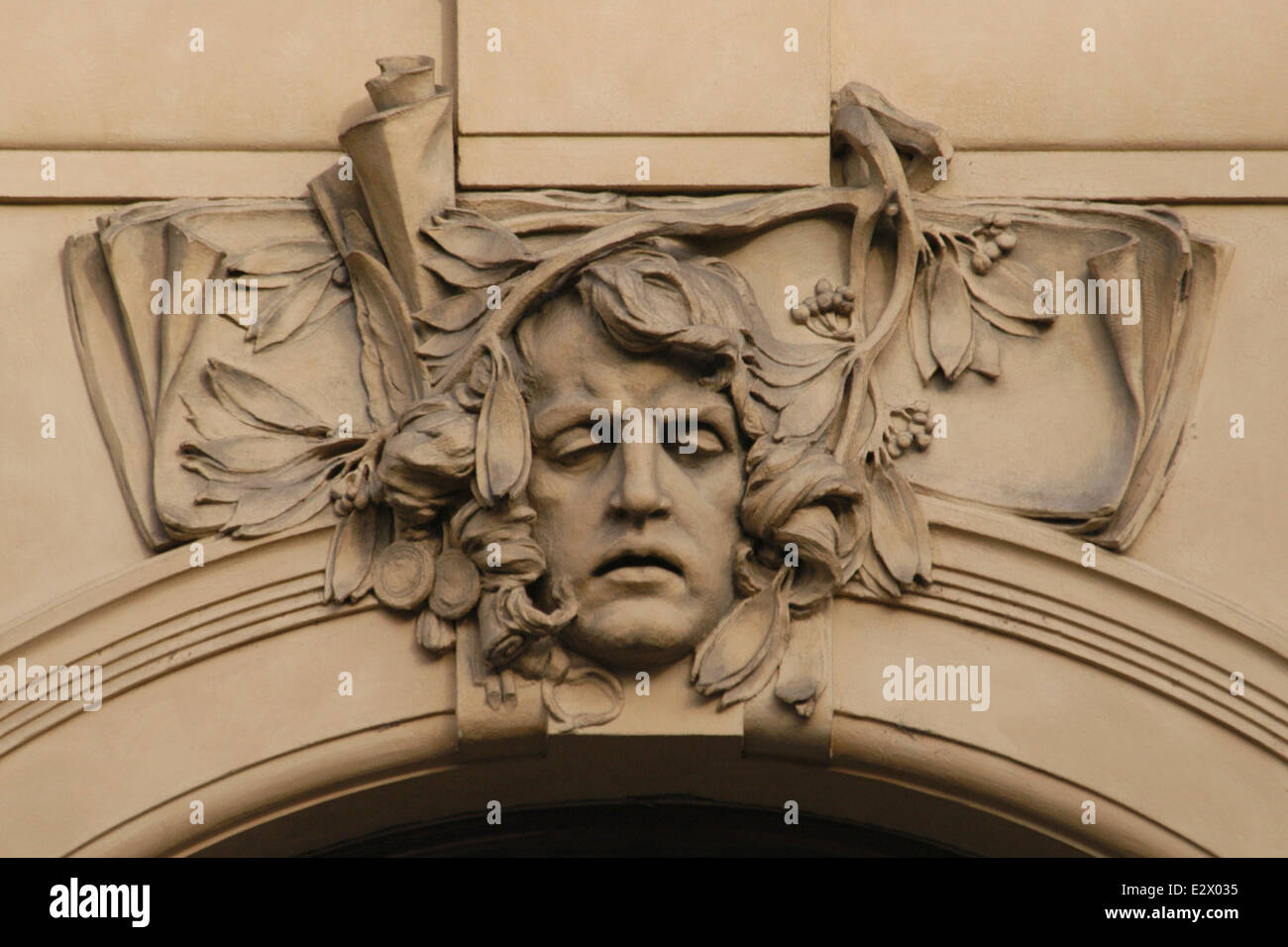 Poesie. Allegorische Maskaron des tschechischen Bildhauers Karel Novák über das Gemeindehaus in Prag, Tschechische Republik. Stockfoto