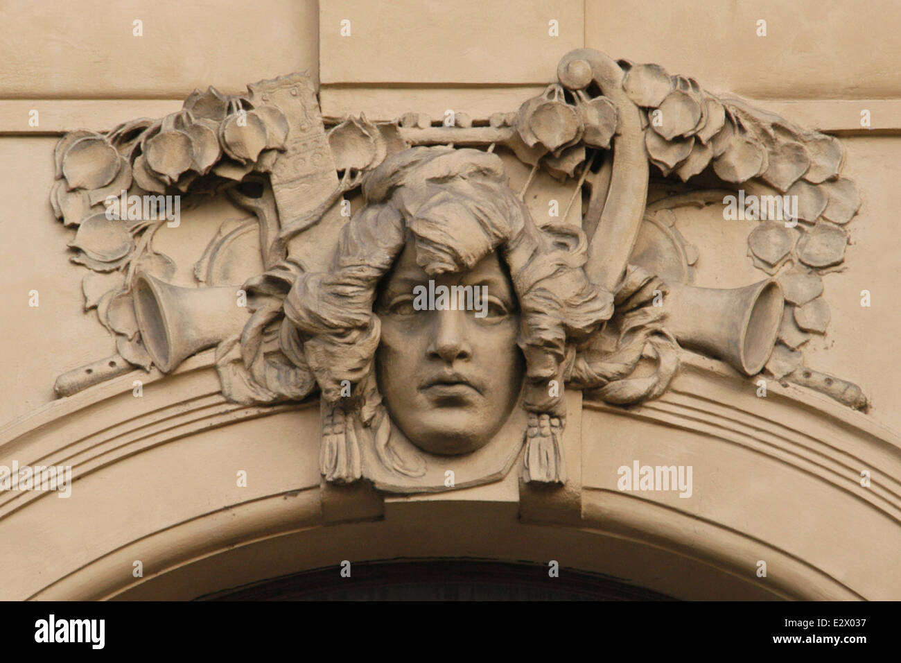 Musik. Allegorische Maskaron des tschechischen Bildhauers Karel Novák über das Gemeindehaus in Prag, Tschechische Republik. Stockfoto