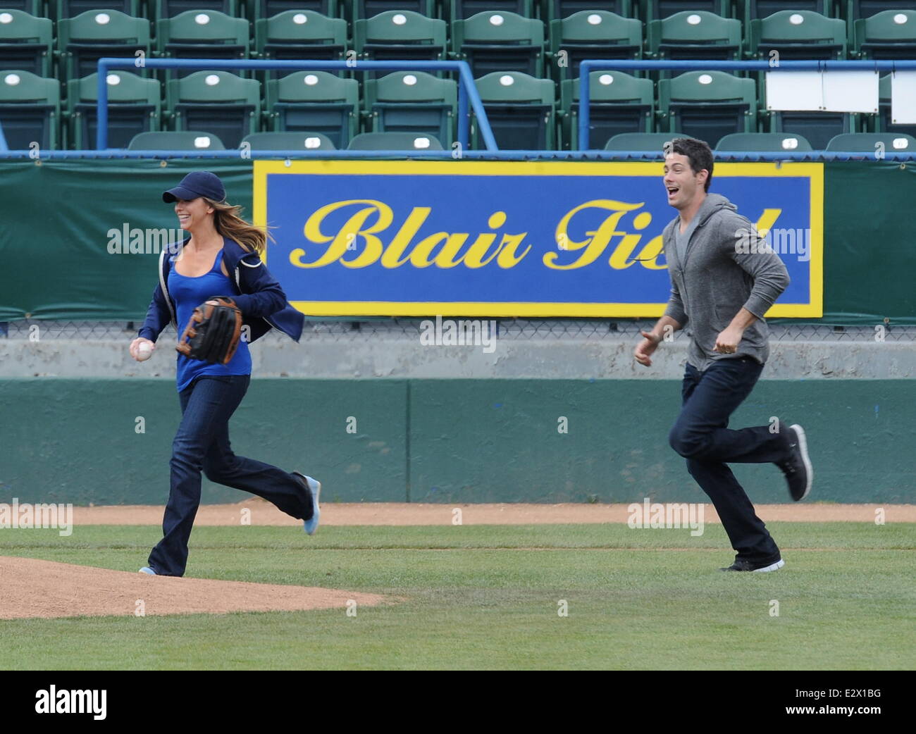 Jennifer Love Hewitt und Co-Stars, Brian Hallisay und Rebecca Fields, gesehen Dreharbeiten eine Baseball-Szene für "The Client List" wo: Los Angeles, California, Vereinigte Staaten von Amerika bei: 18. März 2013 Stockfoto
