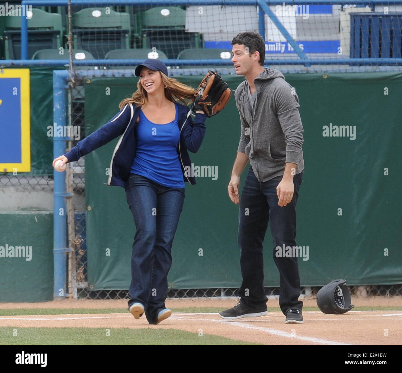 Jennifer Love Hewitt und Co-Stars, Brian Hallisay und Rebecca Fields, filmt eine Baseball-Szene für "The Client List" wo zu sehen Stockfoto