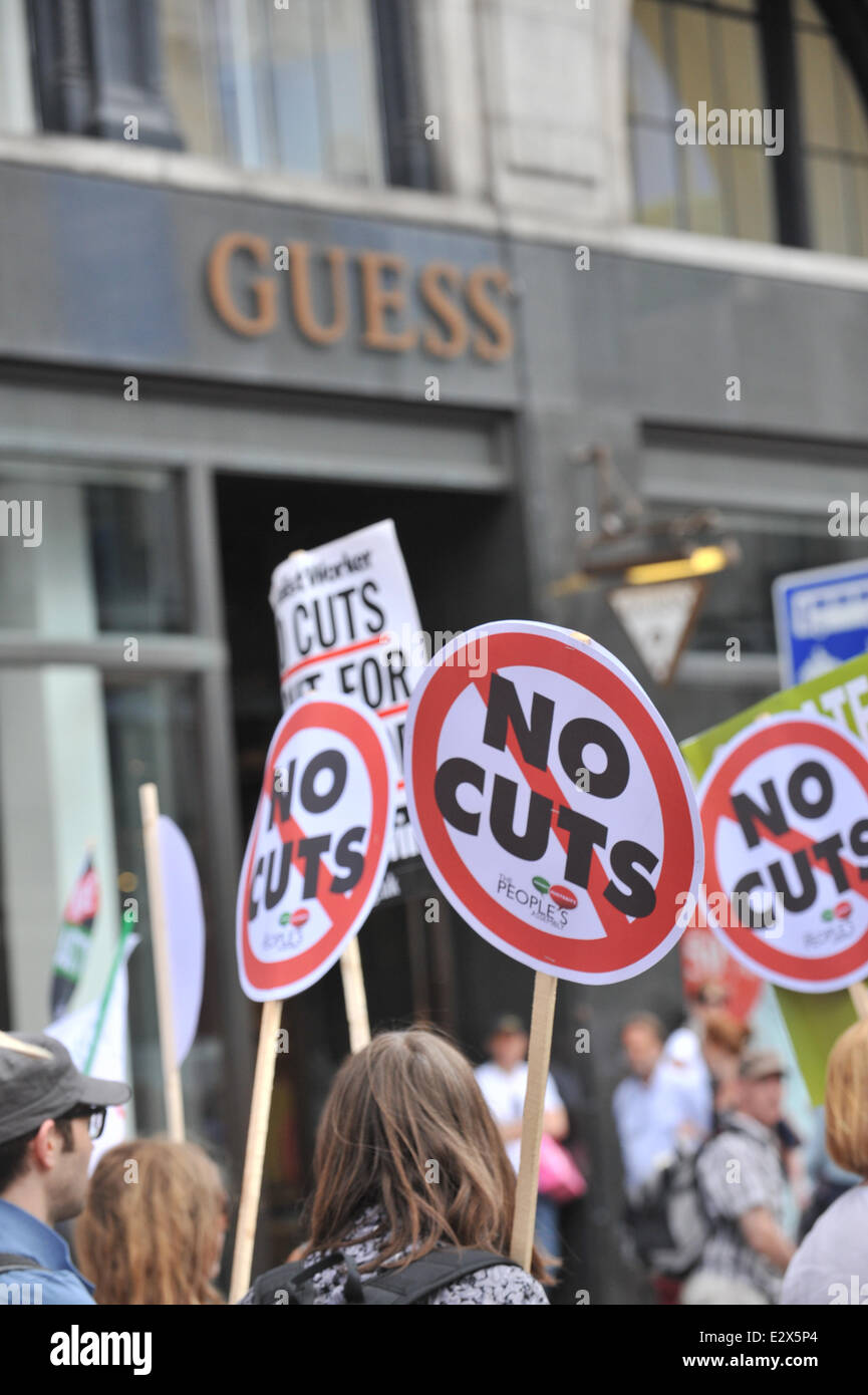 Regent Street, London, UK. 21. Juni 2014. Tragen Banner die Demonstranten gegen den Sparkurs, machen Sie ihren Weg durch London. Bildnachweis: Matthew Chattle/Alamy Live-Nachrichten Stockfoto