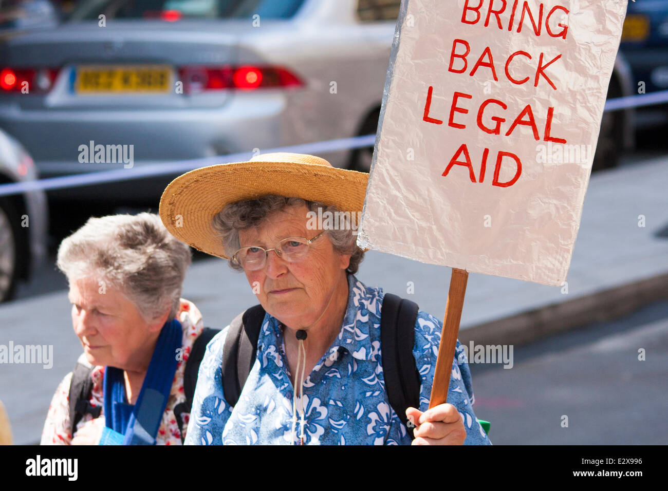 London, 21. Juni 2014. Zwei ältere Damen protestieren gegen Kürzungen für die Bewilligung von Prozesskostenhilfe Haushalte wie Tausende gegen Sparmaßnahmen in London marschieren. Bildnachweis: Paul Davey/Alamy Live-Nachrichten Stockfoto