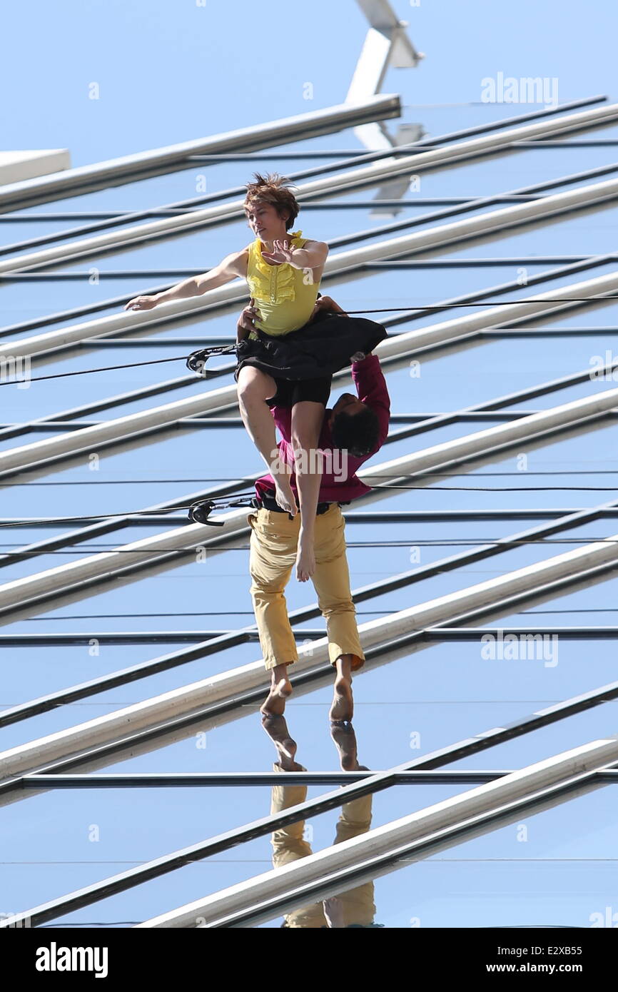 Zwei Tänzer Federbein ihre Sachen beim Abseilen an der Seite eines Bürogebäudes in Los Angeles. Ein Filmteam erfasst die actio Stockfoto