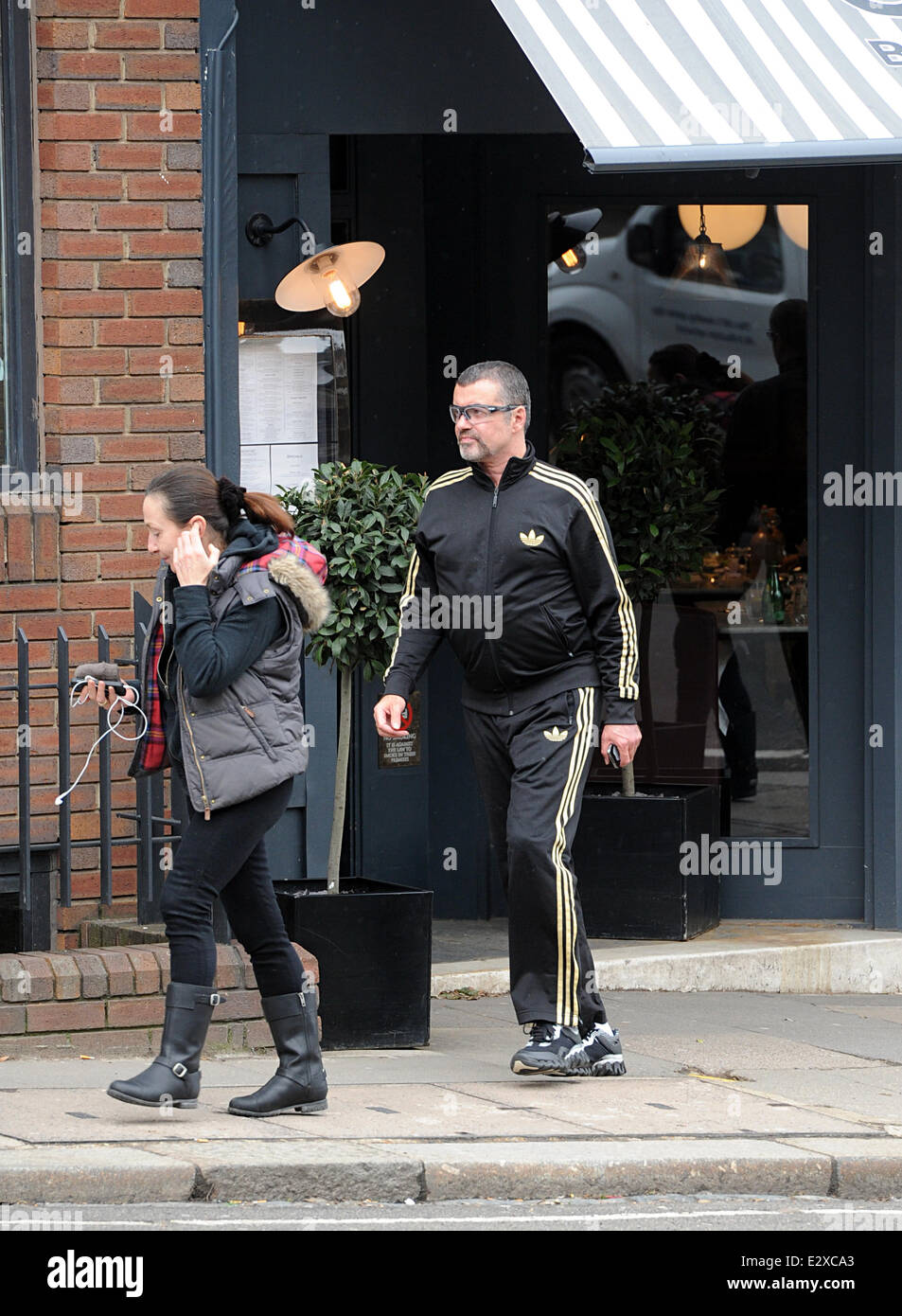 George Michael und ein Freund gesehen Cote Brasserie im Norden von London  nach dem Mittagessen verlassen. George trägt einen schwarzen Trainingsanzug  von Adidas mit goldenen Streifen. Mitwirkende: George Michael wo: London  wenn: