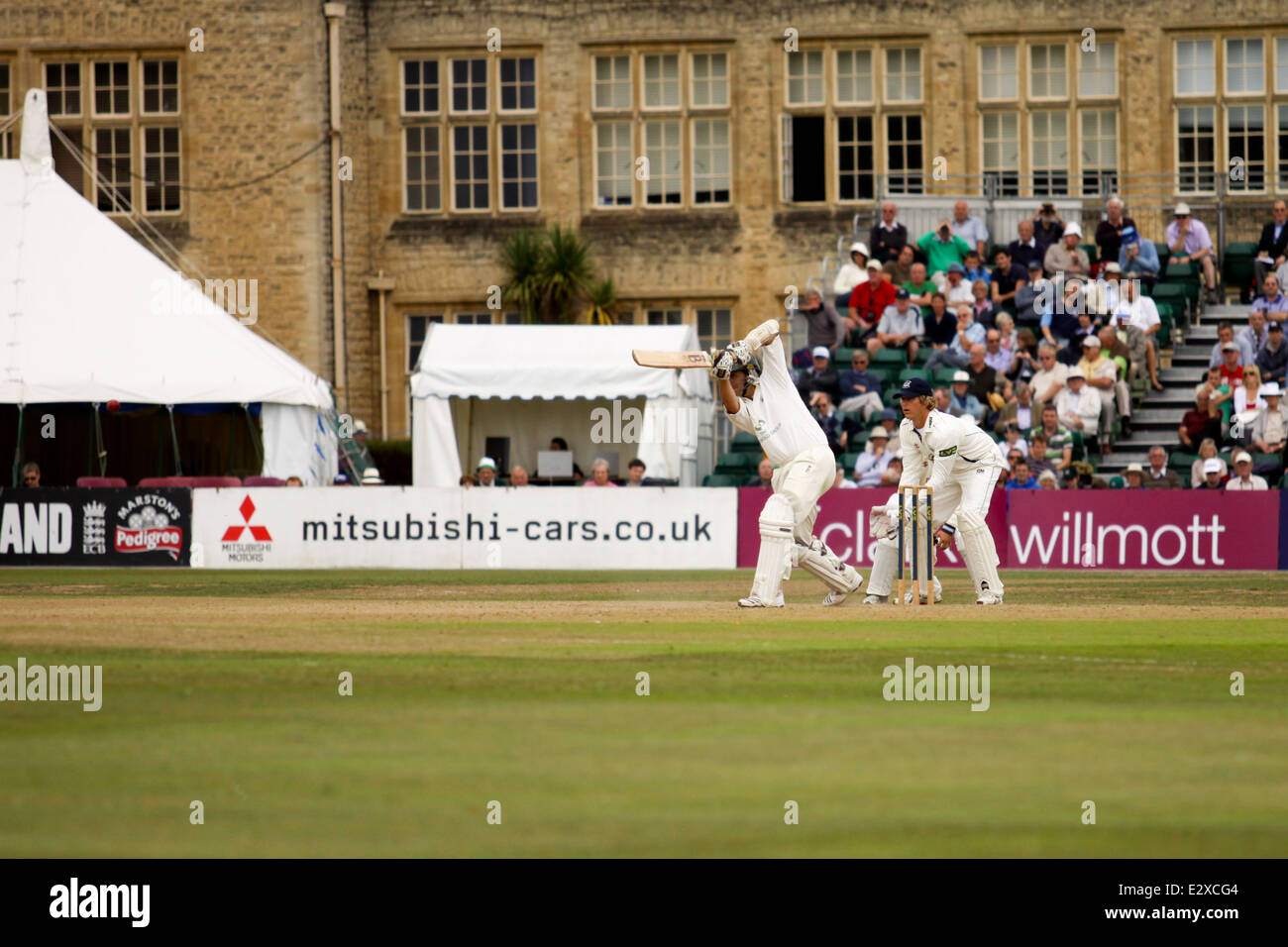 Männer spielen Cricket auf ein Spiel während des Cheltenham Cricket-Festivals Stockfoto