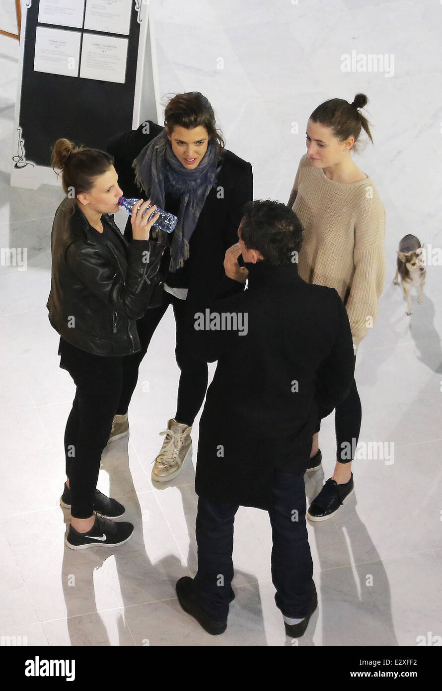 Charlotte Casiraghi Und Gad Elmaleh Am Flughafen Von Nizza Nach Dem Besuch Der Rosenball Monaco Monte Carlo Mit Charlotte Casiraghi Gad Elmaleh Wo Nizza Frankreich 24 Marz 2013 Stockfotografie Alamy