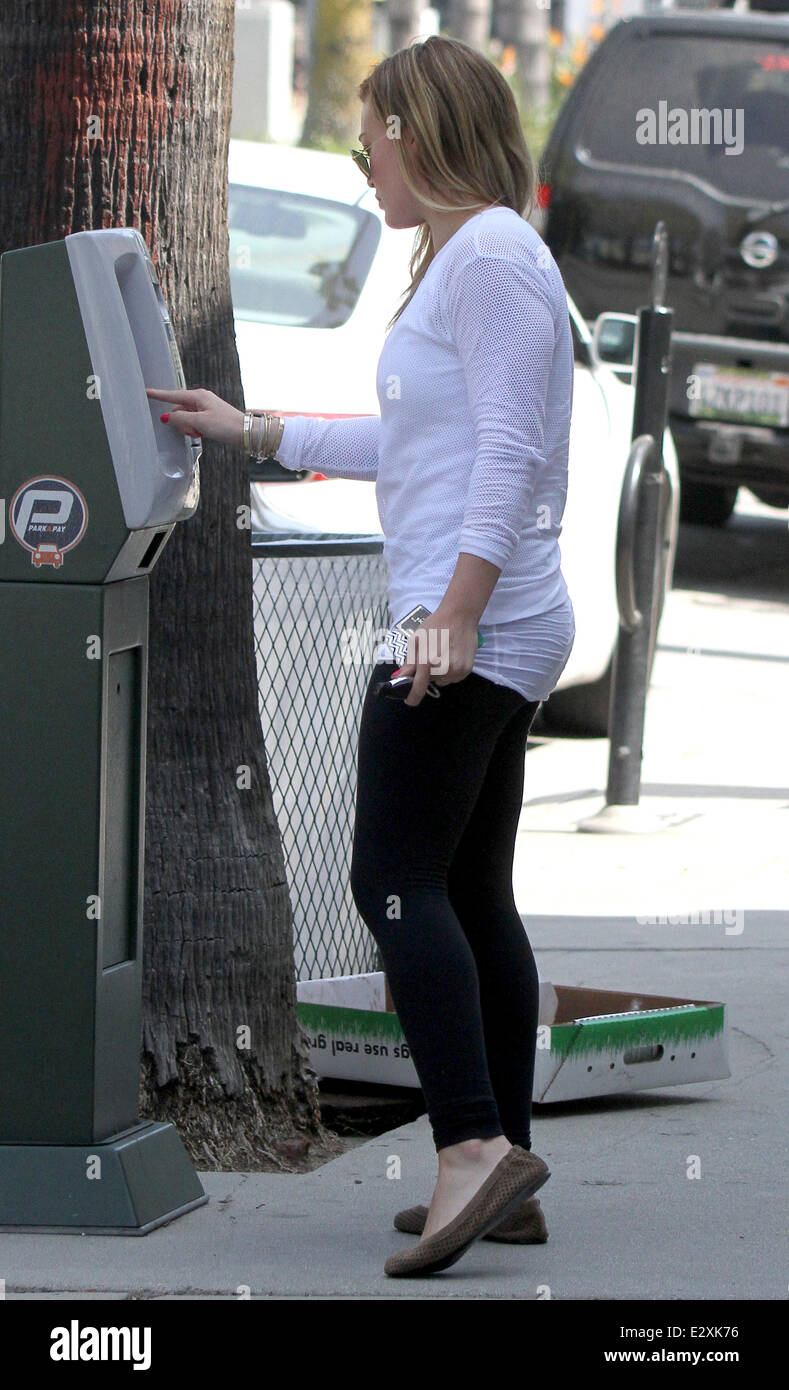 Hilary Duff trägt ihren schlafenden Sohn Luca, wie sie in den Maxwell-Dog-Laden Studio City mit den Kopf: Hilary Duff wo: Los Angeles, California, Vereinigte Staaten von Amerika bei: 26. März 2013 Stockfoto