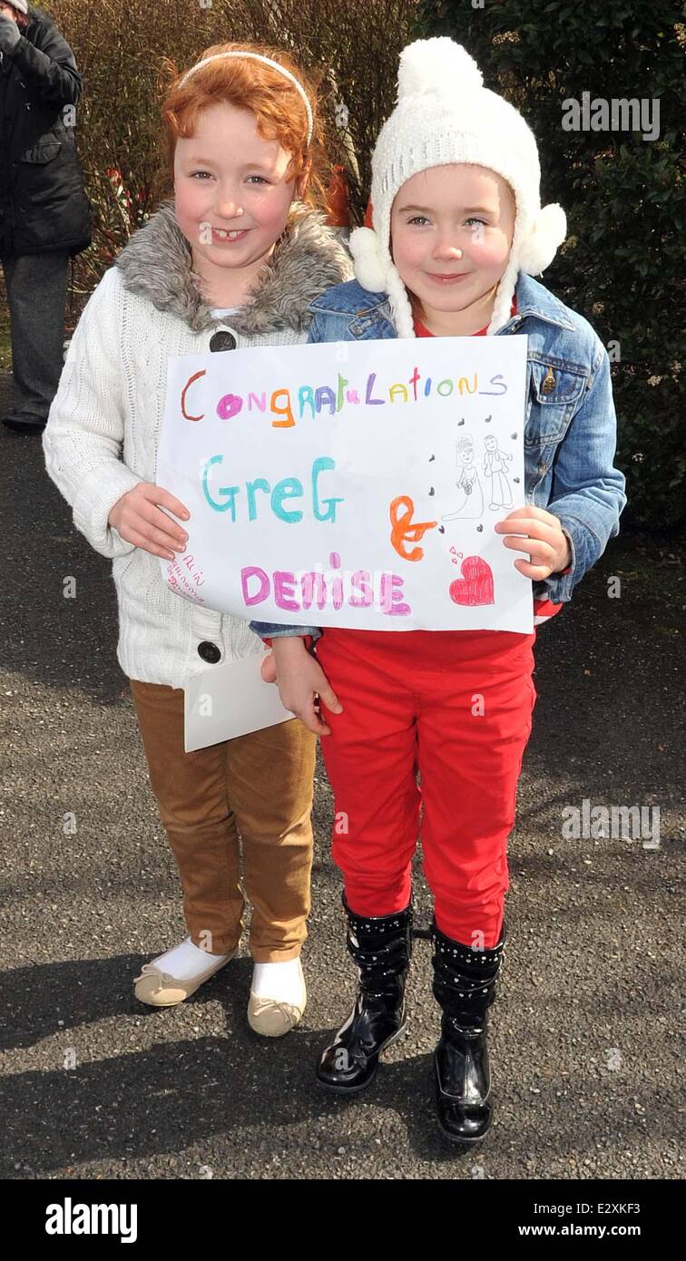 Die Hochzeit von Greg Horan, Denise Kelly, der Bruder von Niall Horan von One Direction, in einer Kirche in Castletown Geoghegan County Westmeath.  Mitwirkende: Atmosphäre, wo Fans: Westmeath, Irland bei: 27. März 2013 Stockfoto