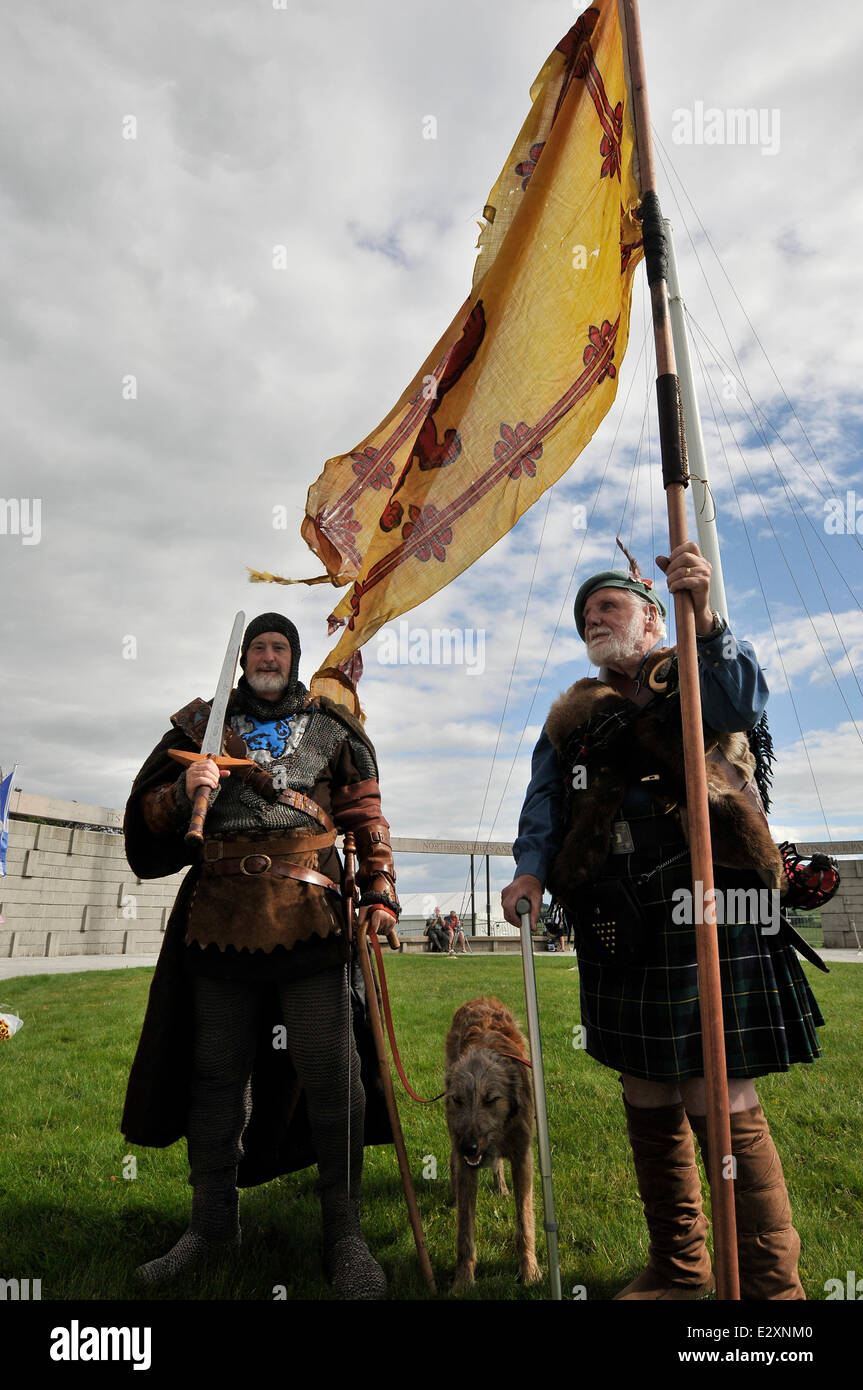 Bannockburn, Schottland. 21. Juni 2014. Schlacht von Bannockburn 700. Jubiläums-Marsch von Stirling Bridge nach Bannockburn. Demonstranten versammelten sich am Denkmal wo war die Schlacht von Bannockburn. Reden wurden durch Lesen von mehreren Personen. Der Marsch wurde indem Strathaven Pipeband geführt. Männer im Kostüm mit Schwertern und Fahnen. Bildnachweis: Andrew Steven Graham/Alamy Live-Nachrichten Stockfoto