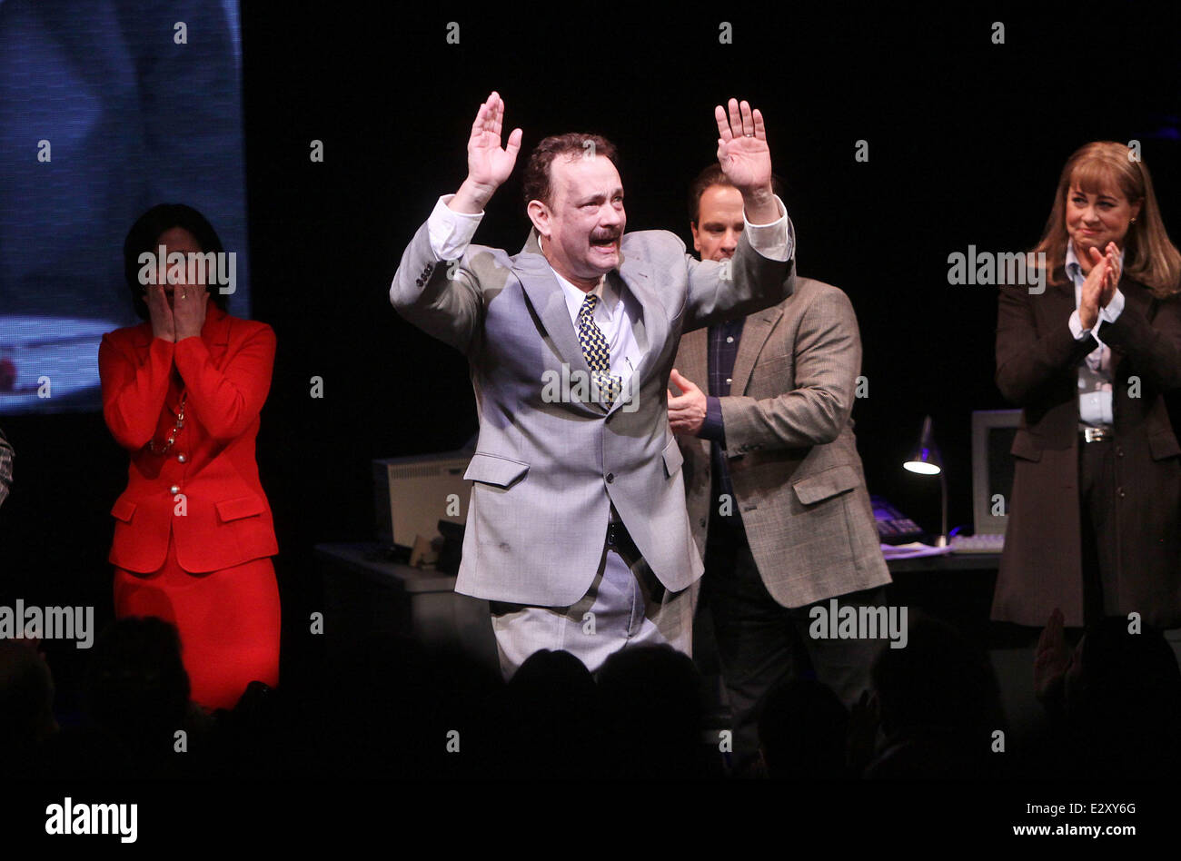 Premiere von "Glückspilz" im Broadhurst Theatre - Vorhang mit: Tom Hanks, Peter Scolari, Maura Tierney, Deirdre Lovejoy wo: New York City, Vereinigte Staaten, wenn: 1. April 2013 Stockfoto