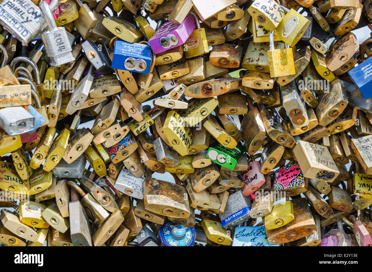 Liebesschlösser am Pont des Arts in Paris Stockfoto