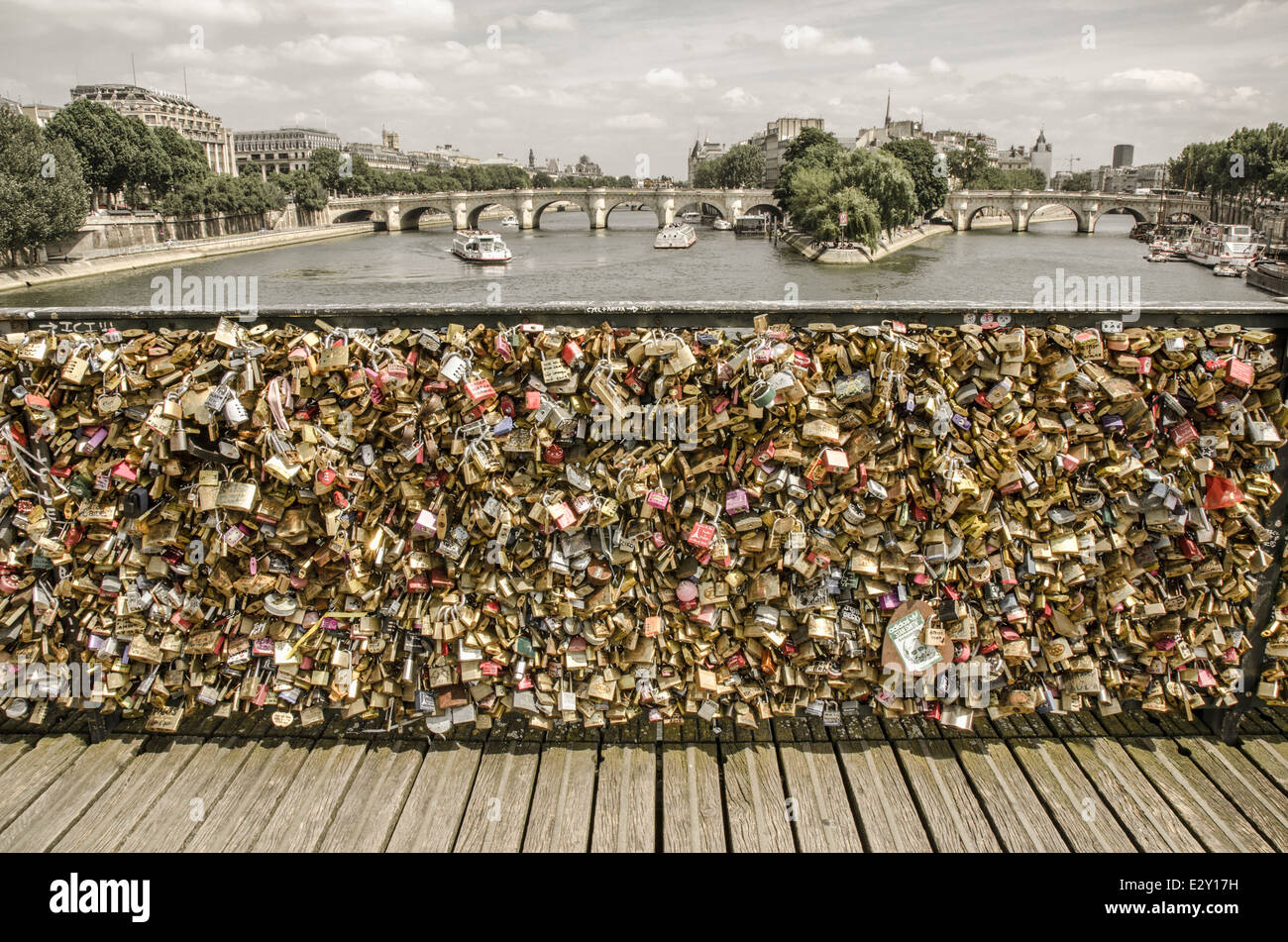 Liebesschlösser auf der Brücke Pont des Arts Seineufer in Paris, Frankreich Stockfoto