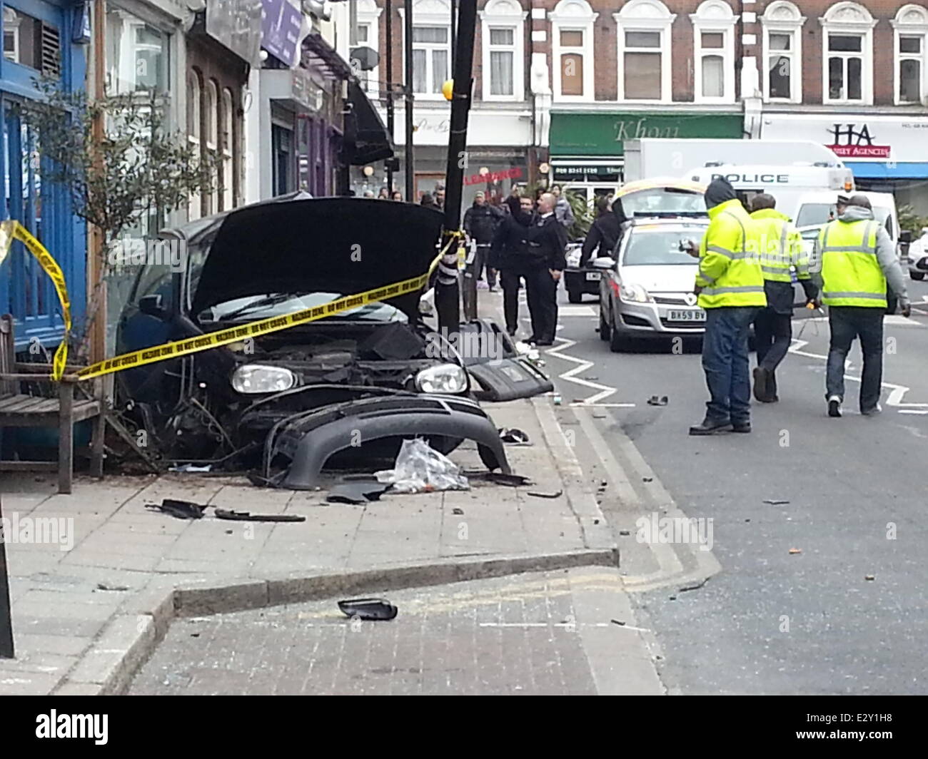Ein Mann hat wie durch ein Wunder von einem schrecklichen Sturz in Crouch End, Nord London ging. Der Fahrer, der hatte angeblich gestohlen dem schwarzen VW Golf Minuten früher, geschafft, Klettern, aus den Trümmern und weglaufen, aber hielt weiter die Straße hinunter Stockfoto
