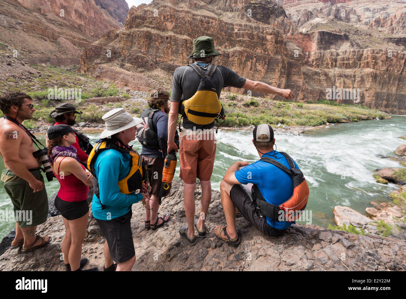 Fluss Läufer scouting Lava Falls, einer der größten Stromschnellen auf dem Colorado River im Grand Canyon, Arizona. Stockfoto