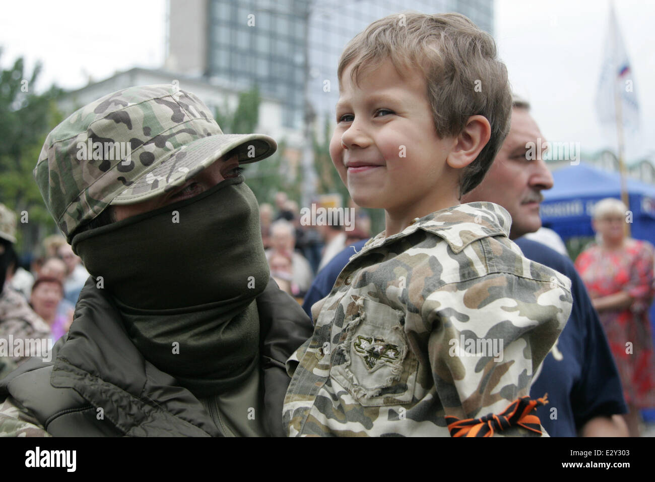 Donezk. 21. Juni 2014. Foto aufgenommen am 21. Juni 2014 zeigt Rekruten der selbsternannten Volksrepublik Donezk in der zentrale Platz von Donezk, Ukraine. Etwa 100 Rekruten treten lokale Milizen bewaffnete Einheiten an Hot Spots der Region. Bildnachweis: Alexander Ermochenko/Xinhua/Alamy Live-Nachrichten Stockfoto