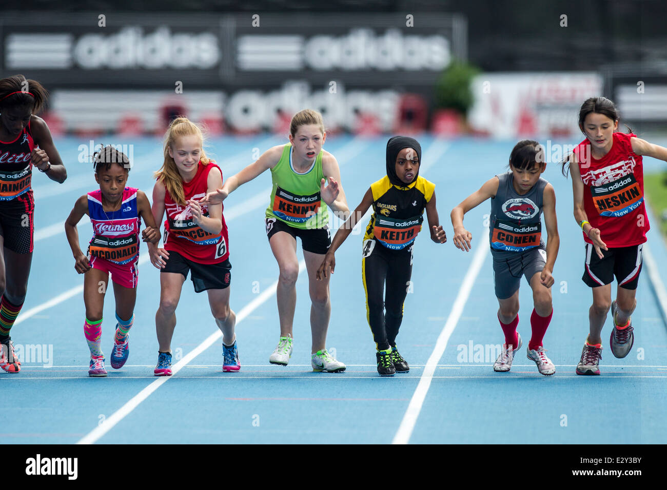 Beginn der Girls Jugend Meile beim 2014 Adidas Leichtathletik Grand Prix. Stockfoto